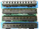 quatre wagons de train miniature sont empilés les uns sur les autres