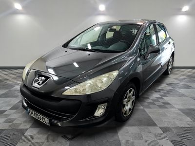 la photo d'une voiture garée dans un garage