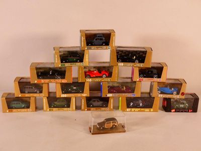 un grand nombre de voitures-jouets dans une vitrine