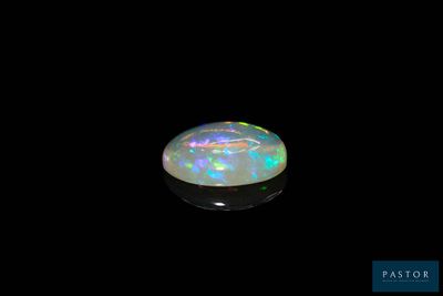 l'image d'une opale de feu blanche dans l'obscurité