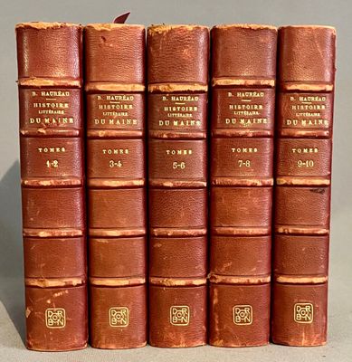 six vieux livres sont alignés sur une table