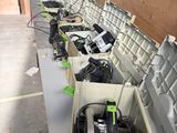 de nombreux types d'équipements électriques dans la pièce