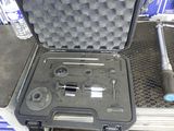 une mallette contenant des outils, posée sur une étagère