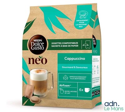 un gros plan d'un paquet de café sur fond blanc