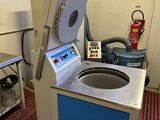 une machine posée sur une table dans une pièce