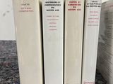 trois livres posés sur une table l'un à côté de l'autre