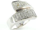 gros plan d'une bague en diamant sur fond blanc