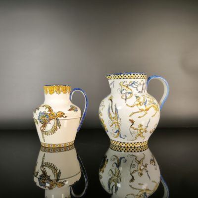 deux vases posés sur une table