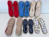 Plusieurs paires de pantoufles sont alignées en rangée