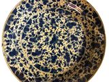 assiette bleue et blanche ornée d'un motif floral sur fond blanc