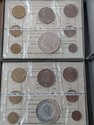 2 coffrets : FRANCE. MONNAIE DE PARIS. Coffret "Fleurs de coins". 8 mo