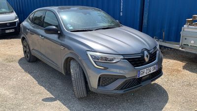 une voiture grise garée devant un conteneur bleu