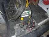 une voiture qui a des fils à l'arrière