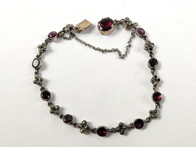 gros plan d'un bracelet sur une surface blanche