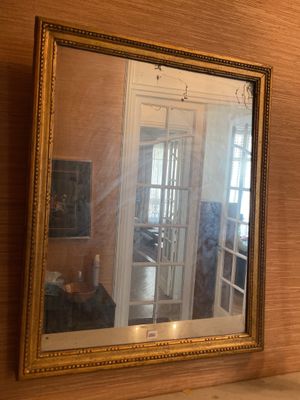 un miroir accroché au mur d'une pièce