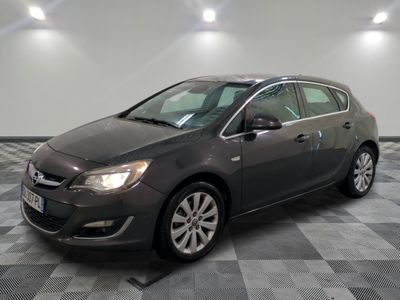 la voiture grise est garée dans le garage sur le sol en damier