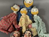 cinq poupées vintage donald duck et daisy duck sont disposées en cercle
