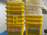 deux récipients en plastique jaunes posés sur un plateau blanc