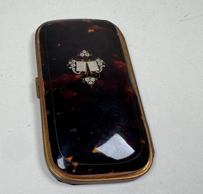 a cell phone that is sitting on a table