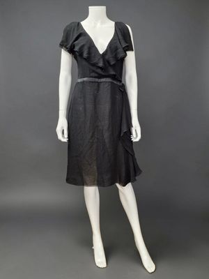 une robe noire à volants et avec une ceinture, sur un mannequin, mannequin, mannequin, mannequin, mannequin, mannequin, manne