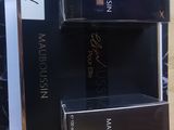 trois boîtes de maquillage sont posées sur une table à côté d'une paire de ciseaux