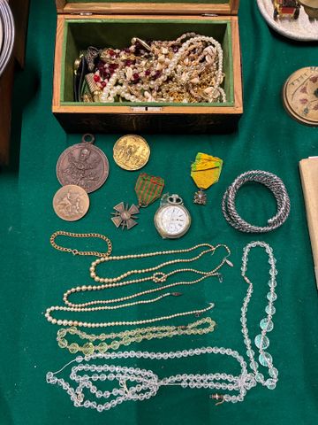 Lot de bijoux fantaisies et médailles 