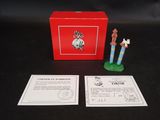 une boîte rouge sur laquelle sont posées deux petites figurines
