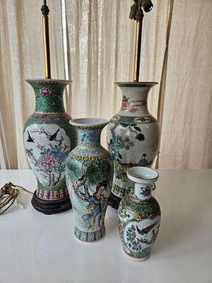 CHINE Deux vases en porcelaine émaillée vert montés en lampe…