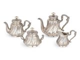 trois théières en argent et une cafetière sur fond blanc