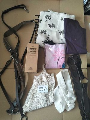 beaucoup de vêtements et d'accessoires étalés par terre
