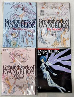 un lot de quatre livres posés sur une table, sur fond blanc