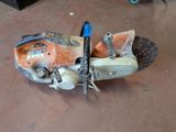 une vieille moto transformée en porte-outils