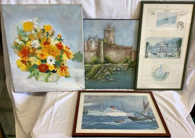 trois tableaux posés sur une table sur laquelle se trouve un vase de fleurs