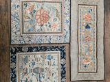 trois tapis posés sur un parquet, avec un parquet en arrière-plan