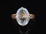 une bague en or sertie d'une topaze blanche de taille ovale