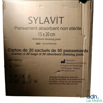 une boîte en carton sur laquelle est accrochée une pancarte indiquant « sylavt »