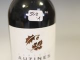 une bouteille de vin posée sur une table