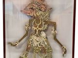 une image représentant une photo d'une statue exposée dans une vitrine