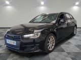 l'audi noire est garée sur le sol en damier d'un garage
