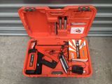 une trousse à outils dans une mallette posée par terre