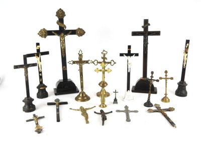 beaucoup de croix posées sur une table
