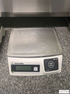 une photo d'une balance posée sur un plan de travail