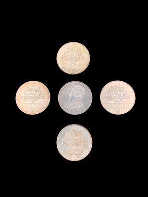 six pièces différentes sont disposées en cercle sur un fond noir
