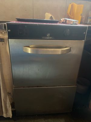 une photo d'un lave-vaisselle dans une cuisine sale