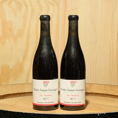 deux bouteilles de vin posées sur un tonneau