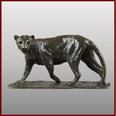 une statue représentant un ours debout sur un rocher