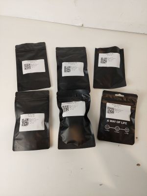 quatre paquets de café sont posés les uns à côté des autres sur une table