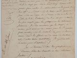 une feuille de papier sur laquelle figurent des notes manuscrites, posée sur une table