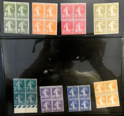 un réfrigérateur sur lequel sont collés tout un tas de timbres différents