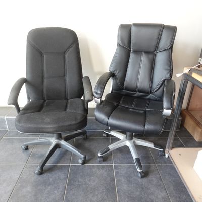 deux chaises de bureau placées l'une à côté de l'autre sur un sol carrelé